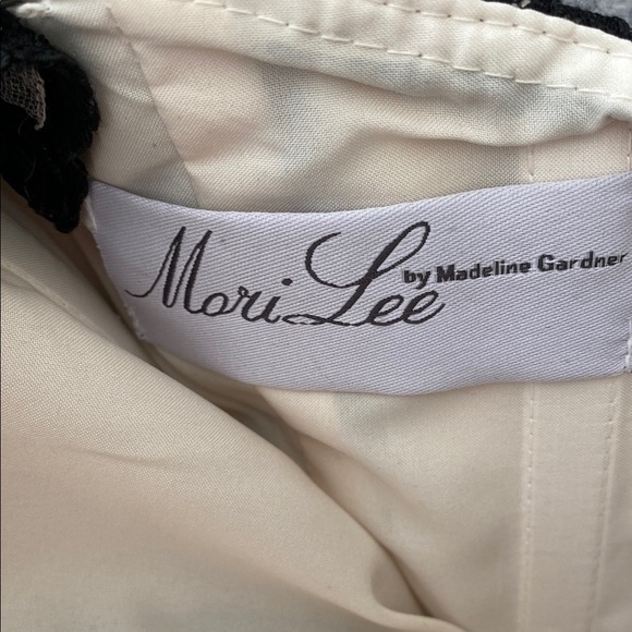 Multicolored Embellished Knee-Length Sheath Dress - Picture 2 of 8